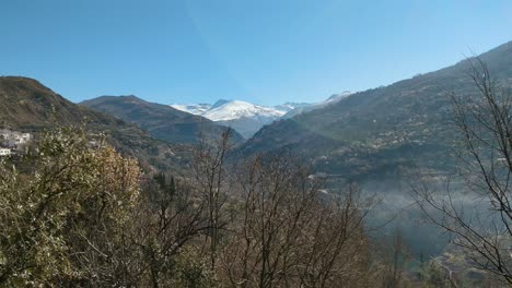 Montañas-Y-Sierra-Nevanda-Tilit-Shot-Día-Soleado