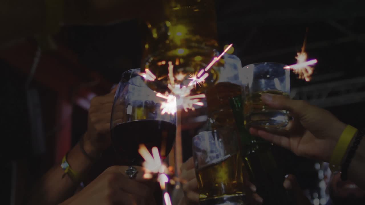 Animazione di una stella filante su amici che brindano con calici di champagne