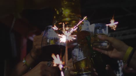 animación de sparkler sobre amigos haciendo tostadas con copas de champán.