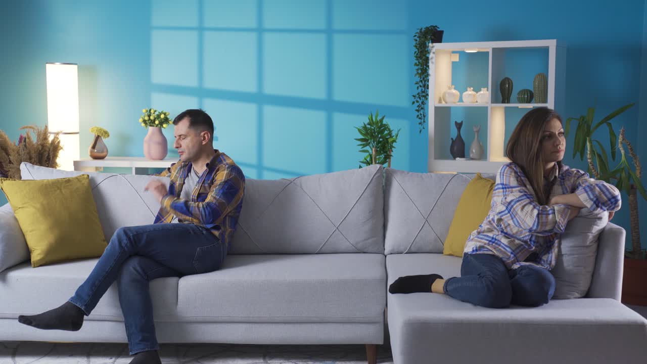 불행한 결혼 부부는 집에서 서로 이야기하지 않고, 이혼과 분리 과정에 있습니다.
