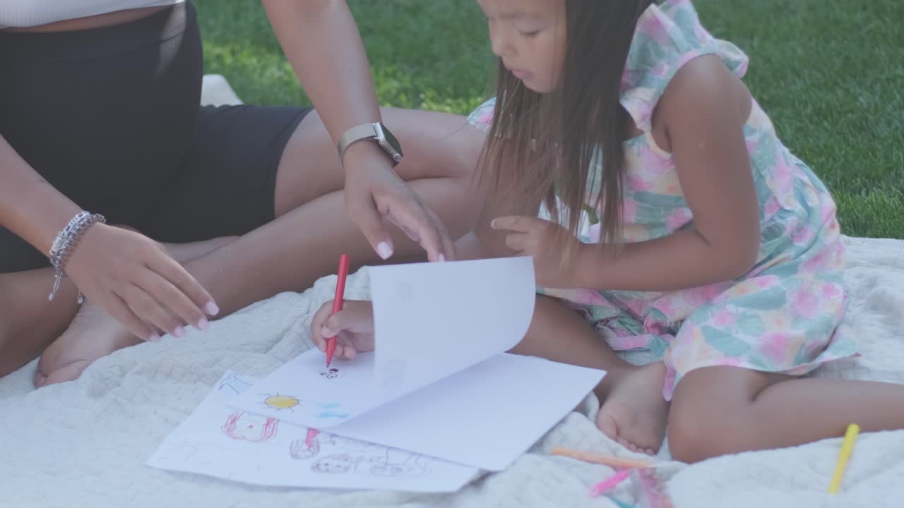 madre e hija dibujando juntos