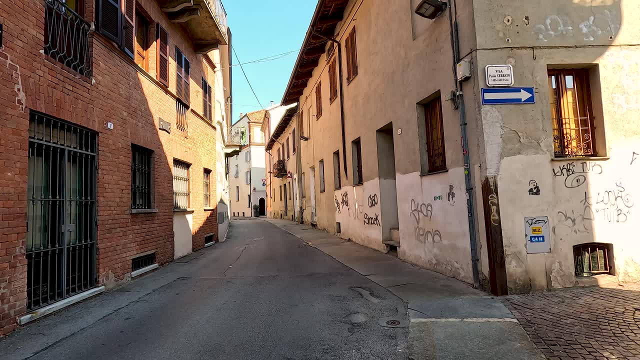 Un callejón sereno en Piamonte, Italia