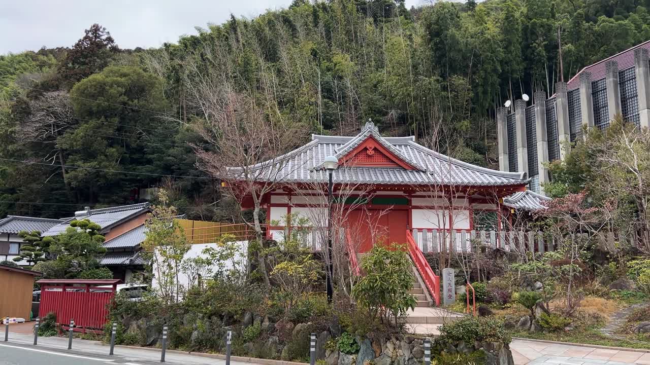 Perinteinen punainen japanilainen buddhalainen temppeli, Nanzoin, Japani