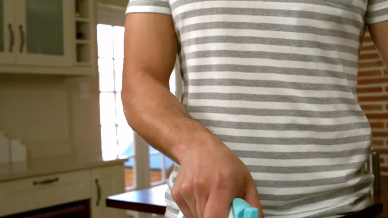 hombre casual sonriente planchando ropa