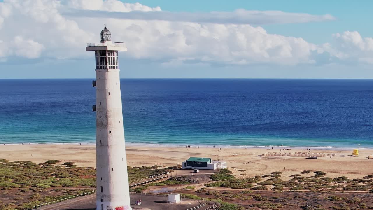 Farol de Fuerteventura Perto da Praia com Mar e Céu Azuis