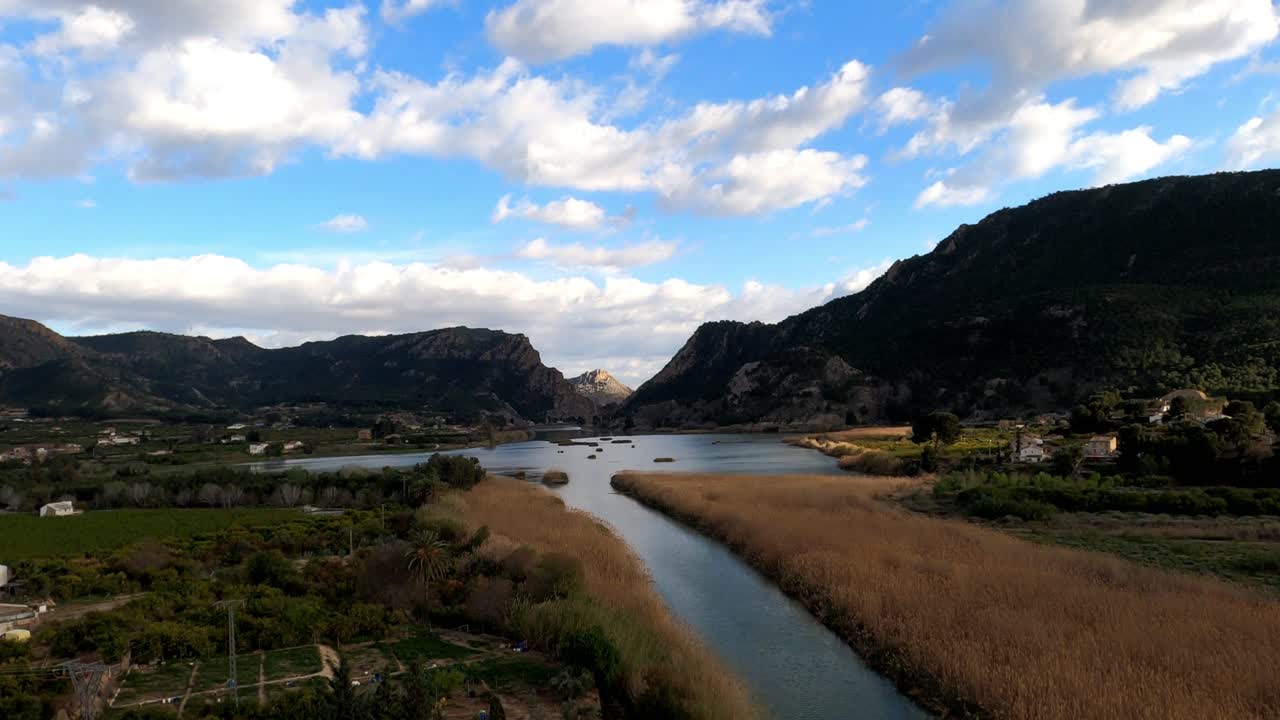 lapso de tiempo de las nubes que pasan sobre un gran embalse en españa