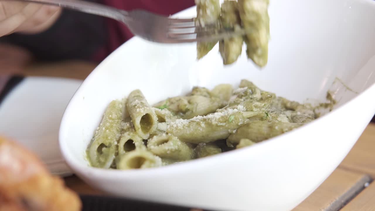 페스토,, 페네 파스타를 먹는 사람