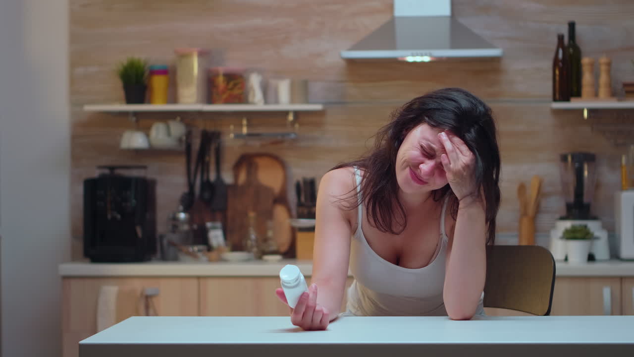 Coppia rilassata che cena