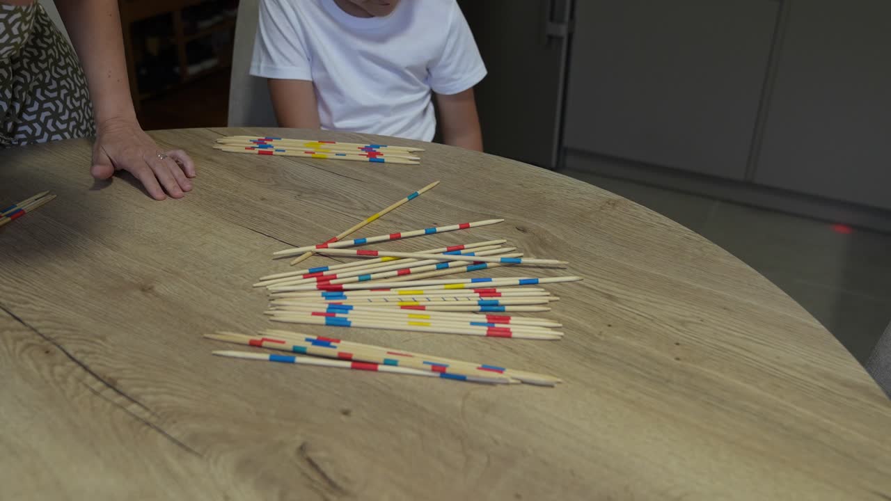 Gioco shangai su un tavolo di legno