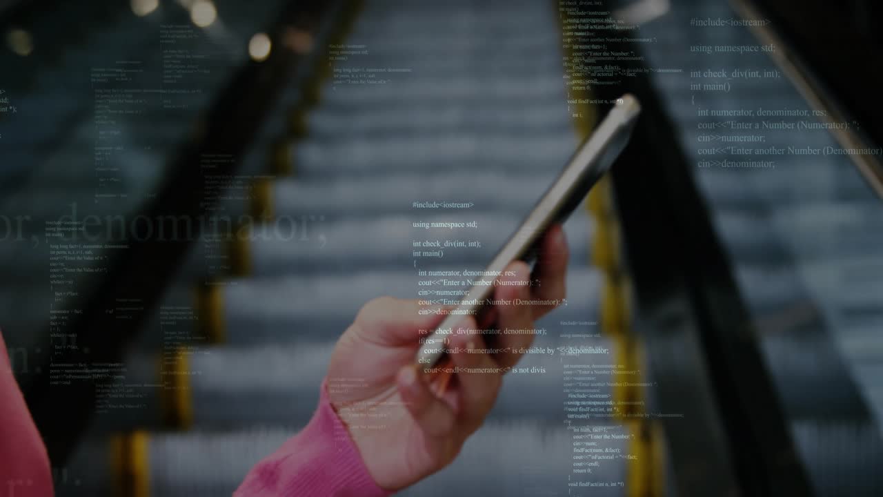 Hånd holder smarttelefon som fanger rulletrapp, viser C++ kodeoverlegg for teknologisk innsikt