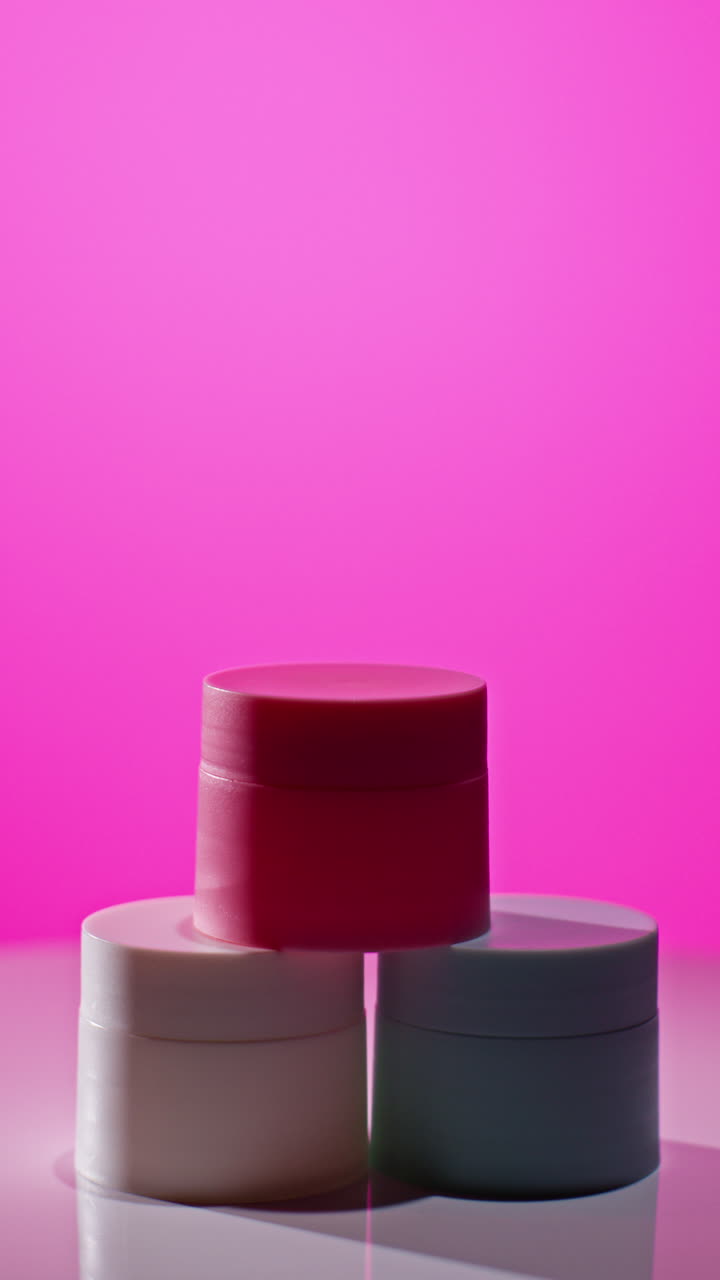 una pila de envases de cosméticos