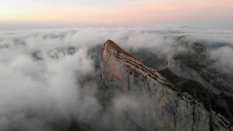 Vista-Aérea-Del-Tour-D&#39;aï-En-Leysin,-Vaud,-Suiza-Durante-Una-Colorida-Puesta-De-Sol-De-Otoño-Con-Excursionistas-Y-Escaladores-Disfrutando-De-La-Vista-Sobre-Las-Nubes-Con-El-Tour-De-Mayen-Al-Fondo