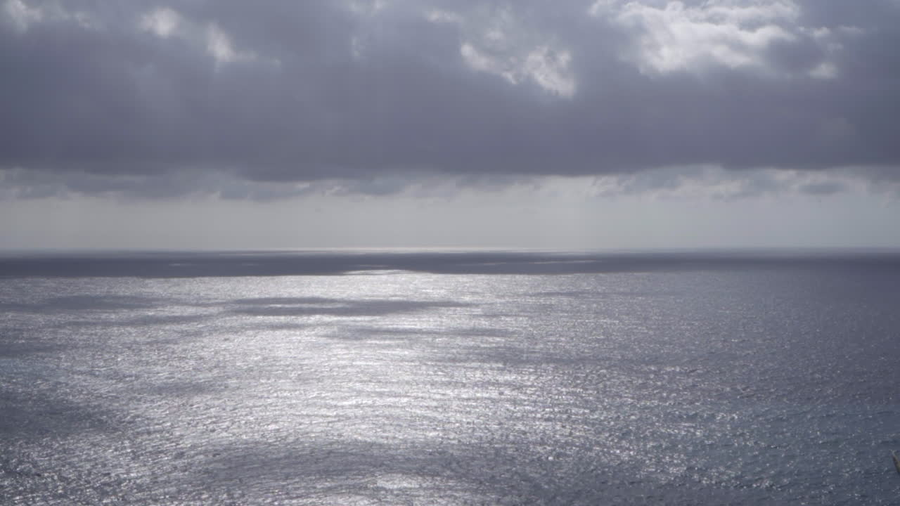구름 아래의 열린 바다의 넓은