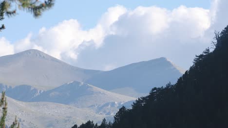 nubes moviéndose detrás del monte olimpo en verano en grecia