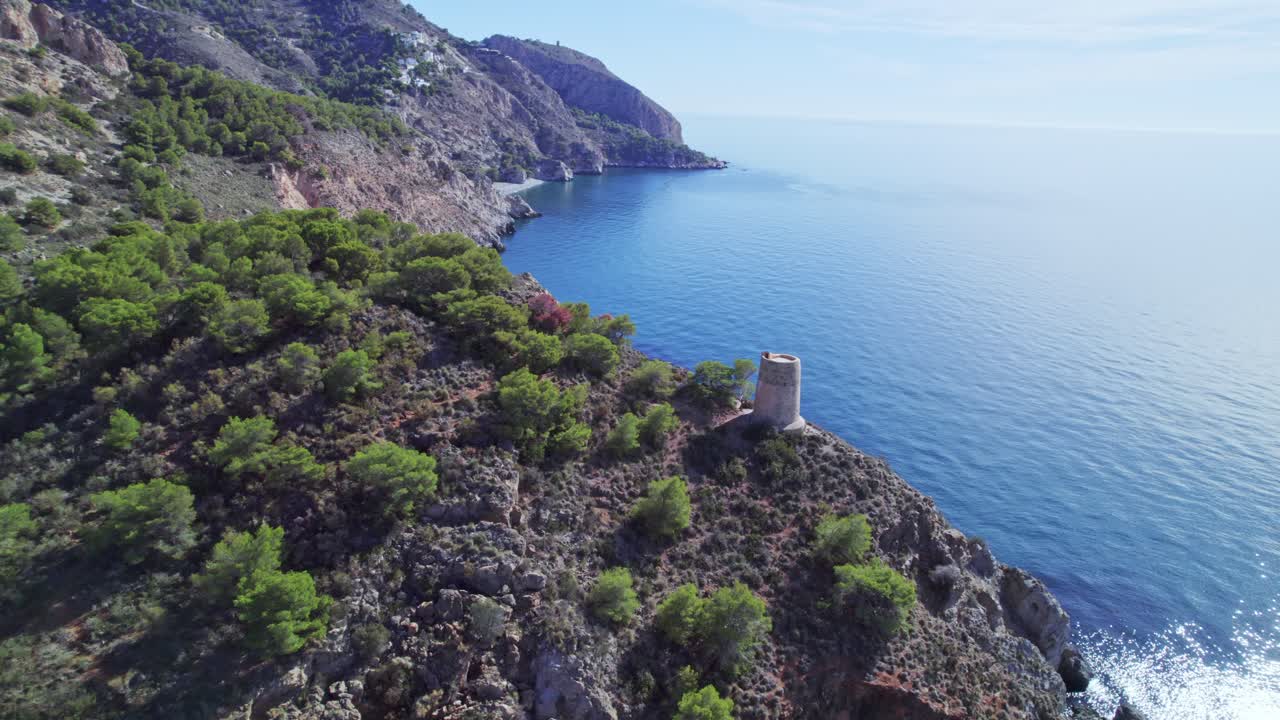 acantilados costeros y torres de vigilancia medievales
