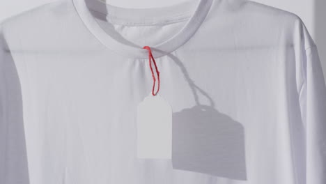 video de camiseta blanca con etiqueta y espacio de copia en fondo blanco
