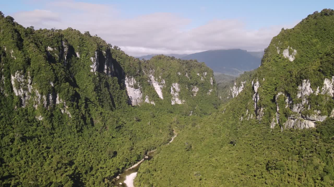 espectacular vista del río fox en el cañón rodeado de enormes acantilados de piedra caliza y selva tropical nativa de nueva zelanda