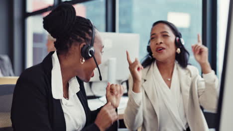 Glückliche-Frau,-Callcenter-Und-Tanzen