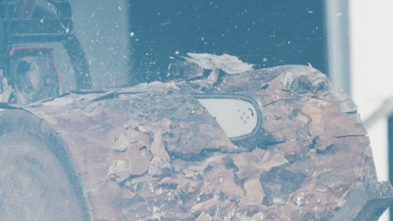 бензопила, разрезающая бревно