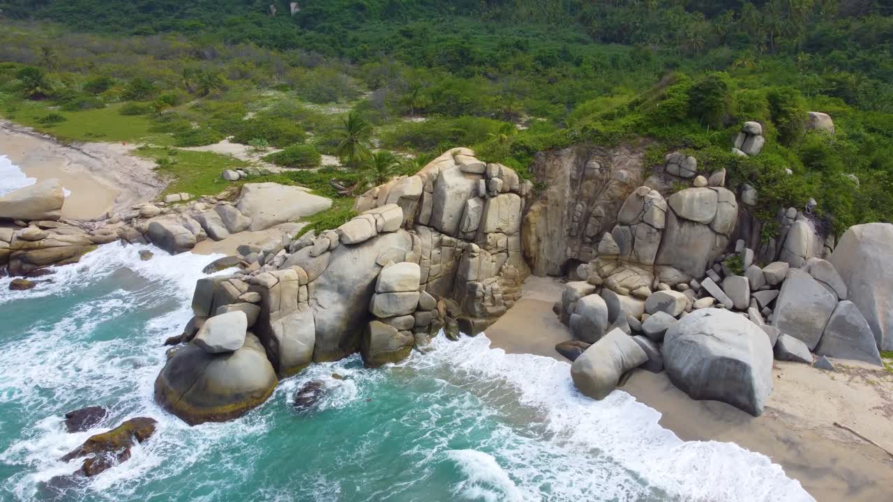 playa costera rocosa con olas que se estrellan en el destino de viaje tropical