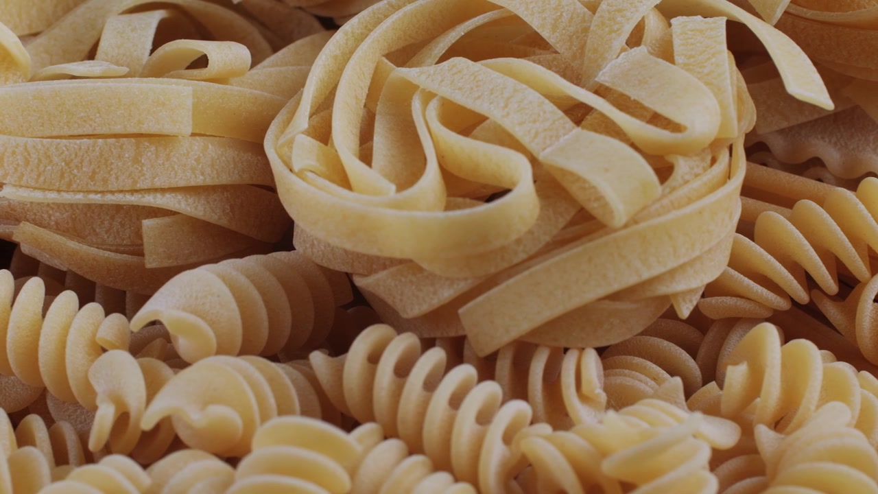 Primo piano di pasta italiana secca assortita