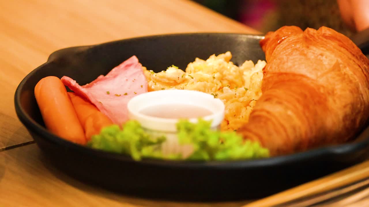 태국 크라비에서 제공되는 맛있는 아침 식사