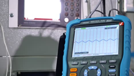 técnico que utiliza un osciloscopio para medir señales eléctricas