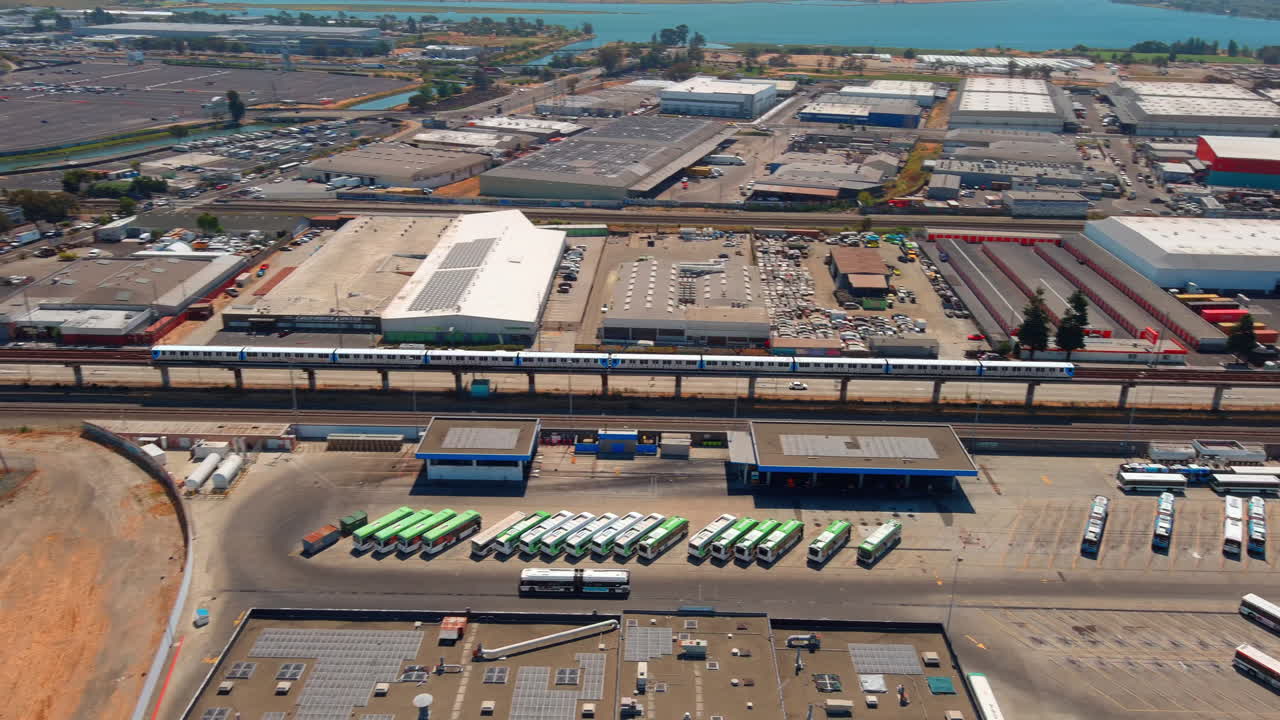 oakland bart tren que pasa por el paisaje industrial