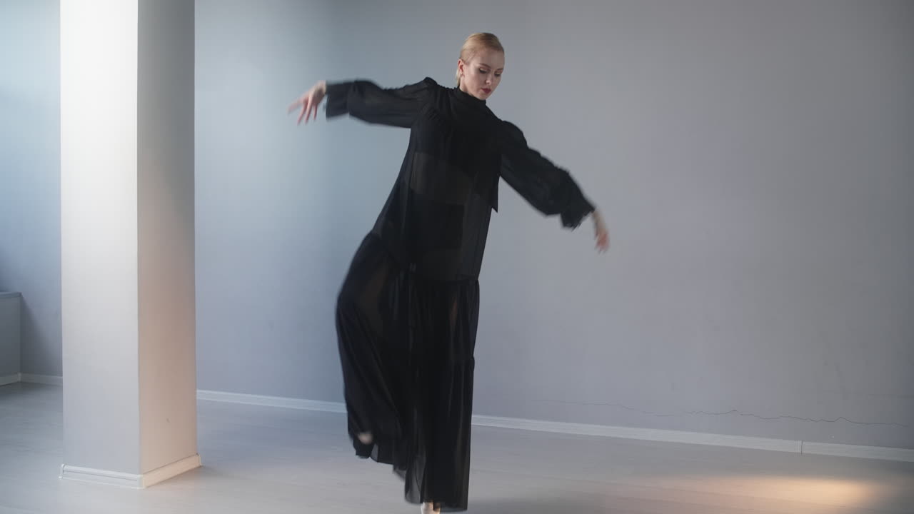 bailarina de ballet con vestido negro