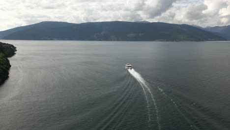 ferry noruego que sale de una ensenada en sognefjorden en noruega