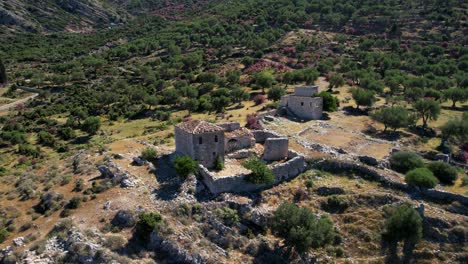 Ruinierte-Alte-Steintürme-In-Einem-Albanischen-Dorf,-Verlassene-Häuser-Auf-Einem-Berg-Mit-Steinumgebung