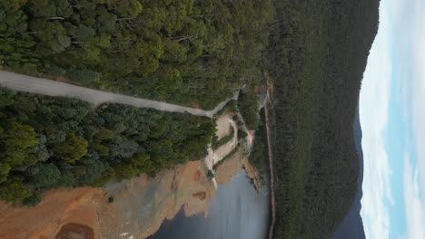 Landstraße-Entlang-Des-Huntsman-Lake,-Tasmanien-In-Australien