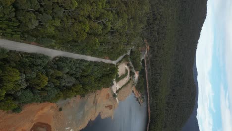 camino rural a lo largo del lago huntsman, tasmania en australia
