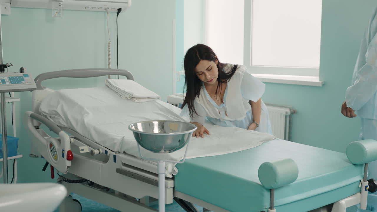 médico que ayuda a una mujer embarazada en el parto