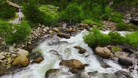 Blick-Auf-Einen-Fließenden-Fluss-In-Wyoming-Im-Sommer