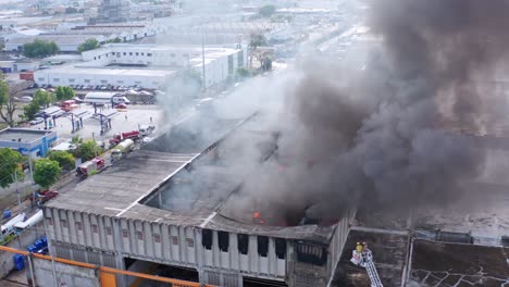 Techo-Derrumbado-De-Un-Edificio-Industrial-Debido-A-La-Quema-Masiva-De-Incendios