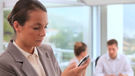 mujer de negocios usando su teléfono celular