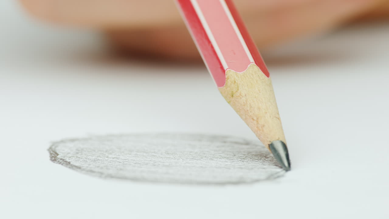 종이 클로즈업에 연필로 그립니다.