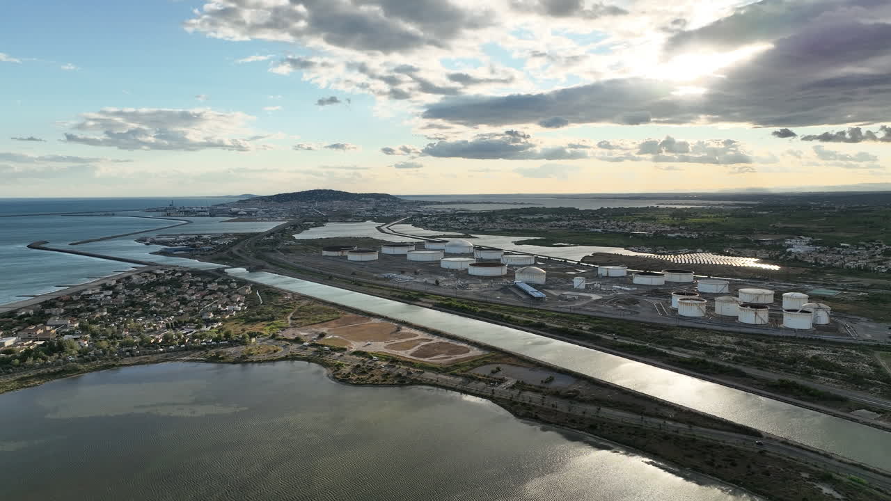 위에서 볼 때, 프론티간은 해안 경제, 포도을 즐기고 있습니다.