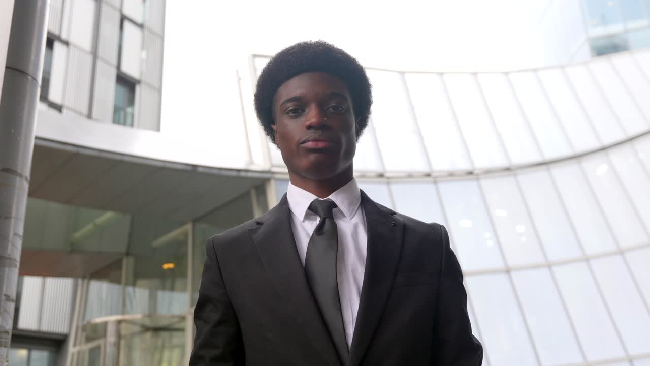 hombre de negocios confiado en traje