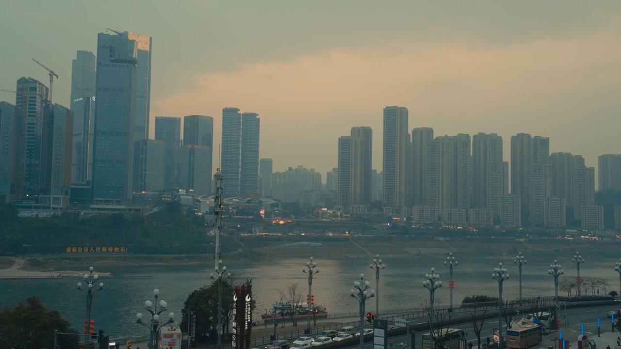 Vista panoramica al tramonto del fiume Jialing a Chongqing Chaotianmen con una densa passeggiata sullo skyline e messaggio di Capodanno cinese