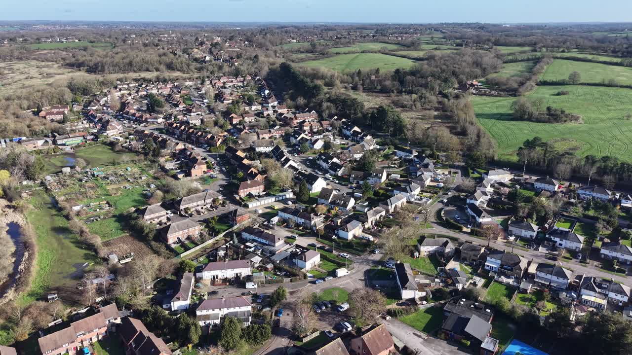 South Harefield en el Parque Regional Colne Valley, Reino Unido, toma aérea de establecimiento