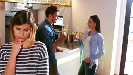 pareja brindando copas de vino mientras son infelices de pie en frente