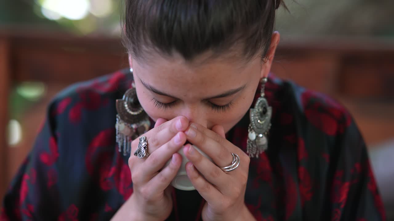 차 한 잔 을 즐기는 여자