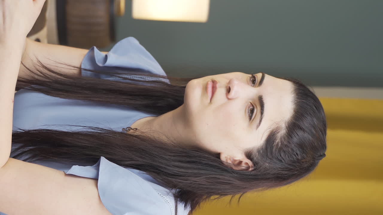 vídeo vertical de una mujer infeliz que piensa.