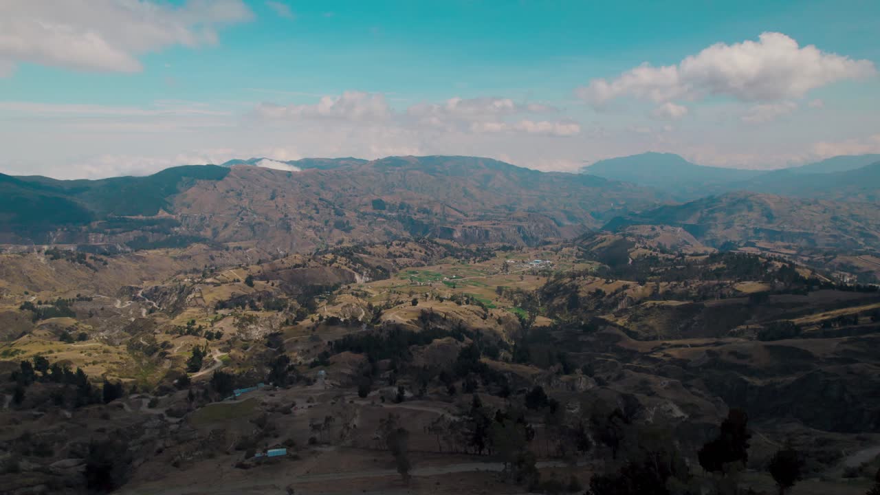 Lo spettacolare Quilotoa Loop, che mette in mostra le aspre Ande ecuadoriane, i suggestivi paesaggi nuvolosi e la vita rurale locale, incluso un gallo bianco