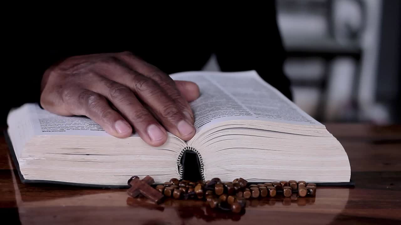 Séquence vidéo de personnes priant Dieu, la main sur une bible, sur fond blanc.