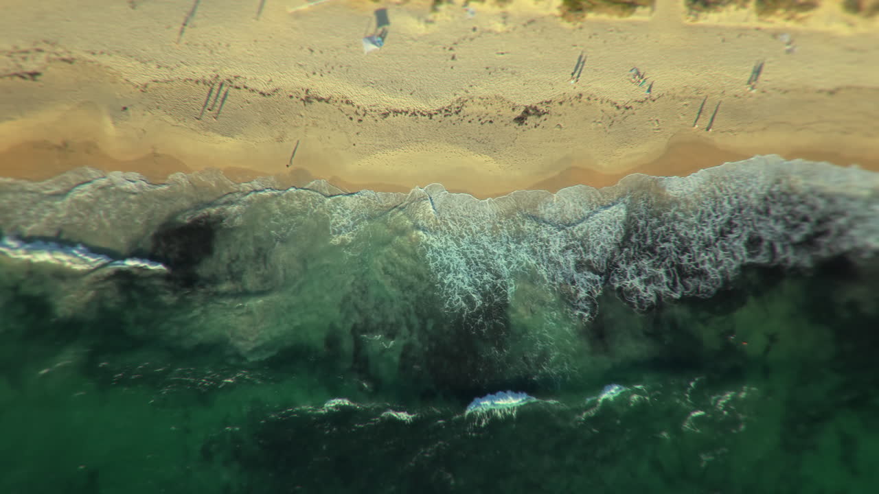 vista aérea de una playa con olas