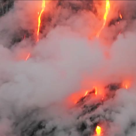 espectacular flujo de lava al atardecer desde un volcán hacia el océano 2