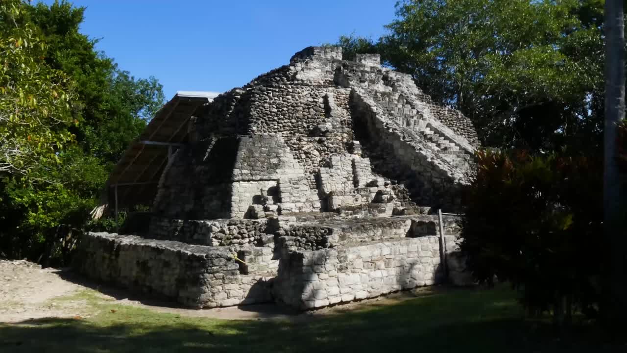 hermoso templo de las vasijas en chacchoben, sitio arqueológico maya, quintana roo, méxico
